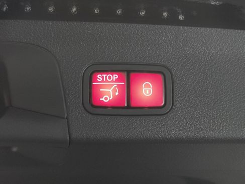 Used 2023 Mercedes-Benz GLS 450 4MATIC image 33
