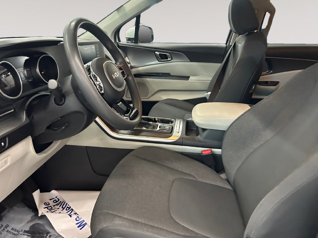 Used 2022 Kia Carnival LX FWD image 9