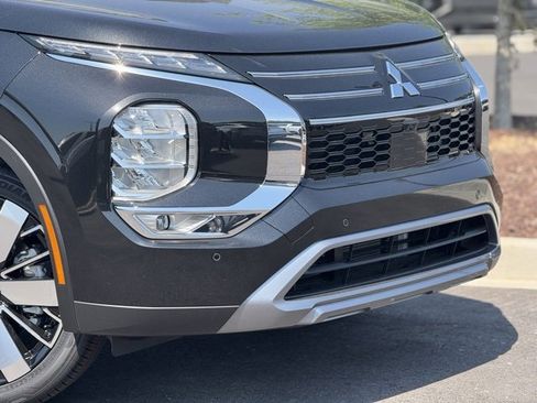 New 2025 Mitsubishi Outlander SE image 3