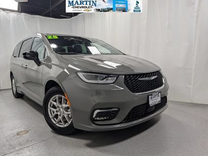 Used 2025 Chrysler Pacifica Select
