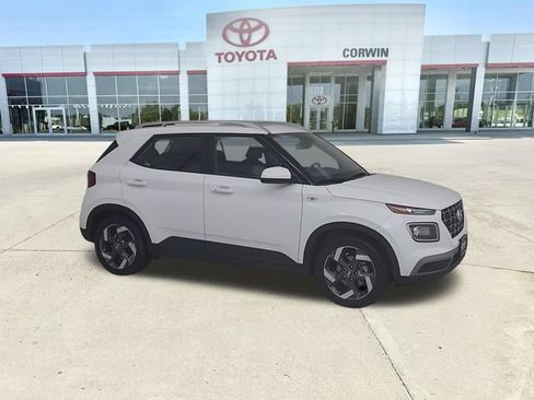 Used 2025 Hyundai Venue SEL FWD image 2