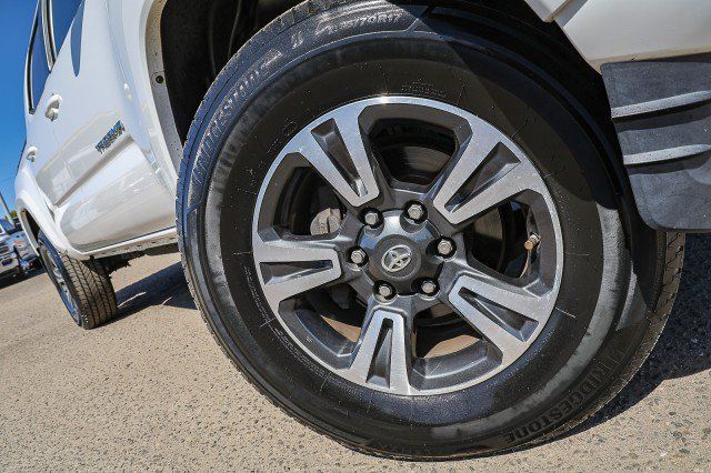 Used 2016 Toyota Tacoma TRD Sport RWD image 2