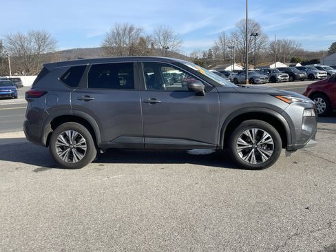Used 2023 Nissan Rogue SV image 2