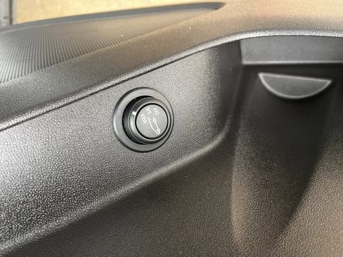 Used 2018 Chevrolet Equinox LT image 33