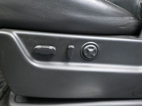 Used 2011 Cadillac Escalade Luxury image 21