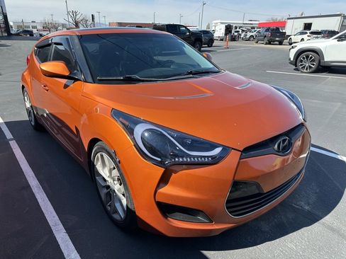 Used 2012 Hyundai Veloster w/ Style Pkg image 3