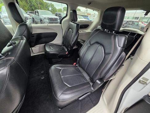 Used 2019 Chrysler Pacifica Touring-L FWD image 9