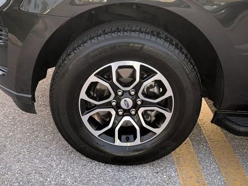 Used 2024 Ford Expedition Max XLT image 4