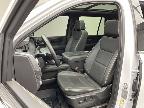 Certified 2025 GMC Yukon Elevation w/ LPO, Elevation Black Package AWD/4WD image 10