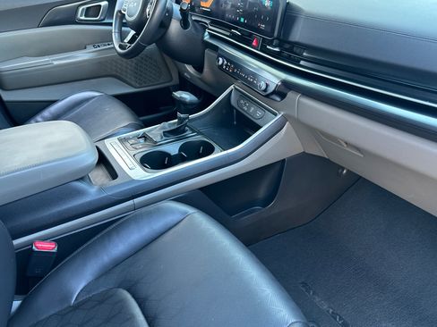 Used 2025 Kia Carnival FWD image 18