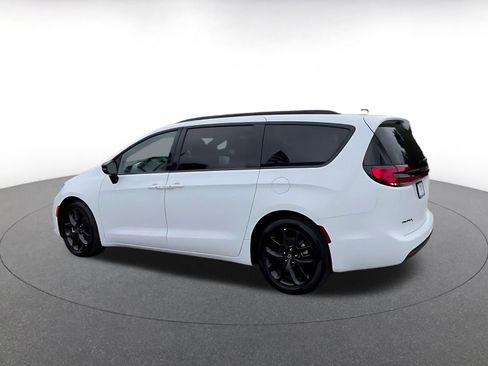 Used 2025 Chrysler Pacifica Limited image 10