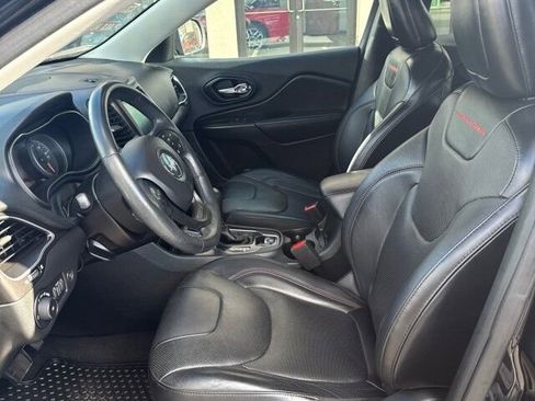 Used 2019 Jeep Cherokee Trailhawk image 10