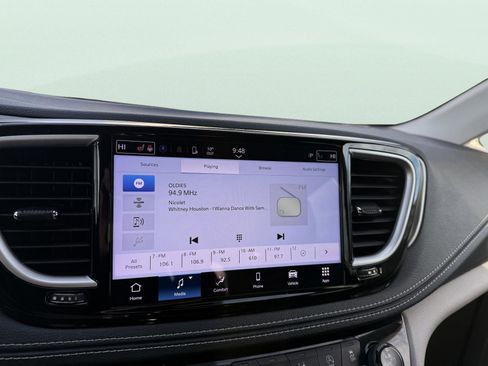 Used 2023 Chrysler Pacifica Touring-L image 26