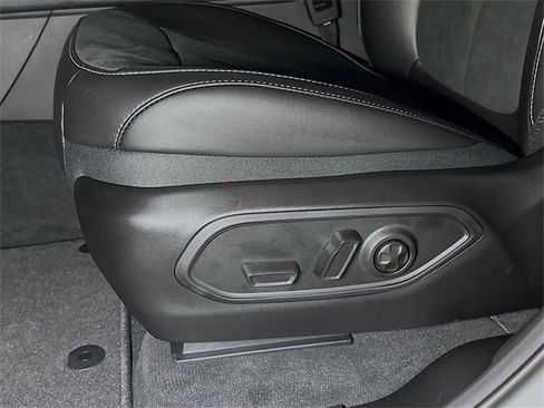 New 2025 Jeep Grand Cherokee Altitude image 13