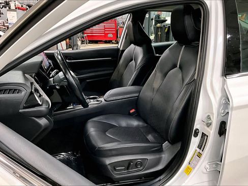 Used 2022 Toyota Camry XSE w/ Navigation Upgrade Package image 8