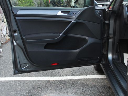 Used 2018 Volkswagen Golf S image 12