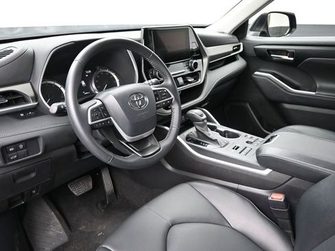 Used 2025 Toyota Highlander XLE AWD/4WD image 9