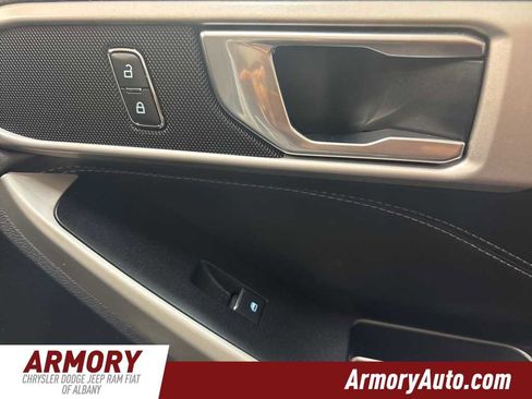 Used 2021 Ford Explorer XLT image 38