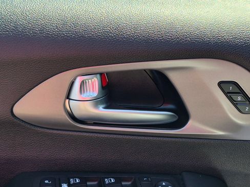 Used 2025 Chrysler Pacifica Select FWD image 12