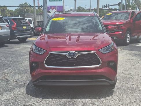 Used 2022 Toyota Highlander Limited FWD image 2