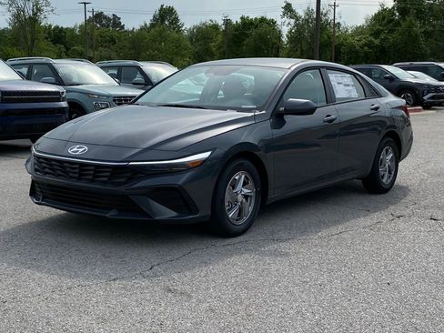 New 2026 Hyundai Elantra SE FWD image 3