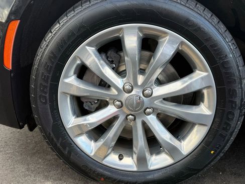 Used 2018 Chrysler 300 Touring L image 9