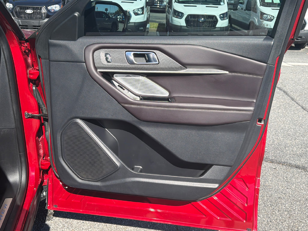 Used 2025 Ford Explorer Platinum RWD image 14