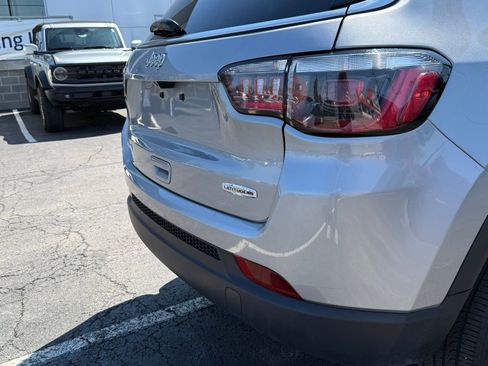 Used 2022 Jeep Compass Latitude w/ Sun and Sound Group AWD/4WD image 12