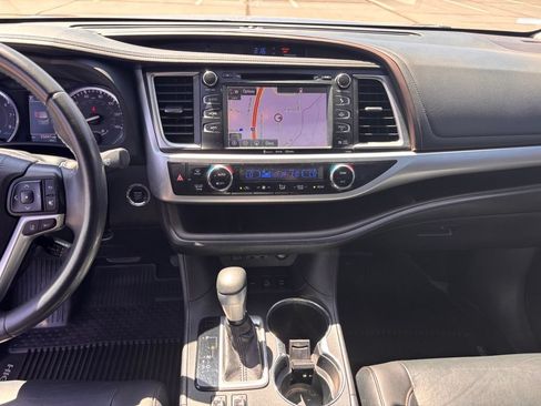 Used 2019 Toyota Highlander XLE AWD/4WD image 17