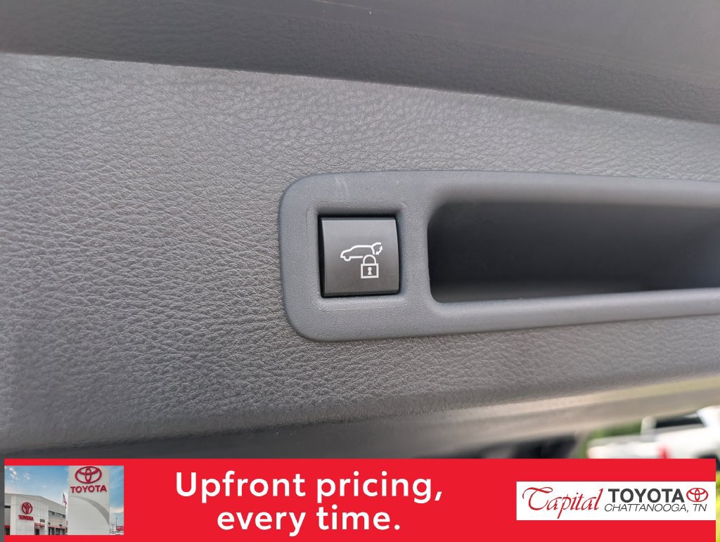 Used 2026 Toyota Sienna XLE FWD image 11