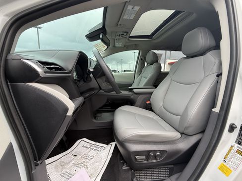 Certified 2023 Toyota Sienna XLE FWD image 4