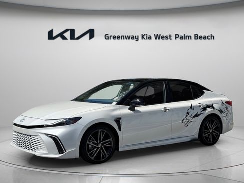 Used 2025 Toyota Camry XSE FWD image 3