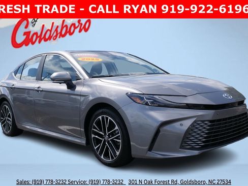 Used 2025 Toyota Camry XLE image 1