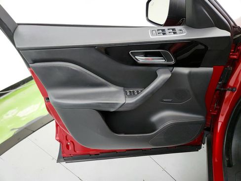 Used 2017 Jaguar F-PACE Premium image 24