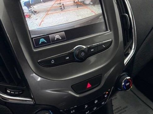 Used 2017 Chevrolet Cruze LT image 10