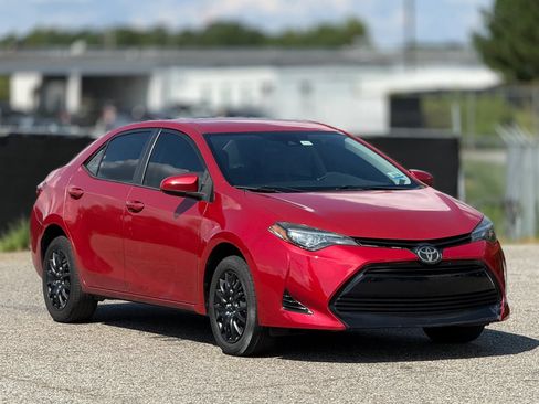 Used 2019 Toyota Corolla LE FWD image 1