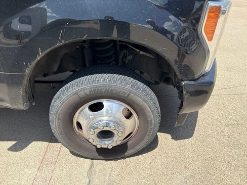 Used 2019 Ford F350 Platinum w/ Platinum Ultimate Package AWD/4WD image 4
