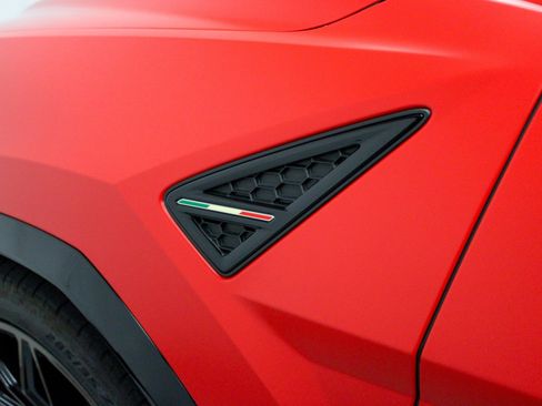 Used 2025 Lamborghini Urus SE image 11