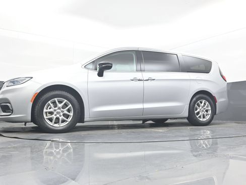 Used 2024 Chrysler Pacifica Touring-L FWD image 23