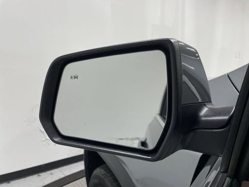 Used 2023 GMC Acadia SLT image 39