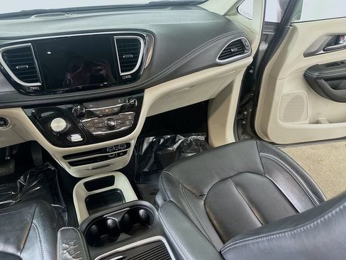 Used 2022 Chrysler Pacifica Touring-L FWD image 20