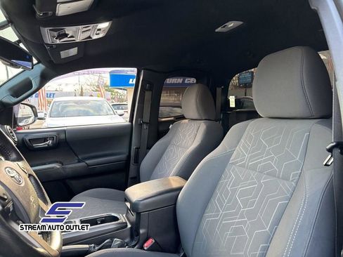 Used 2016 Toyota Tacoma TRD Sport image 19