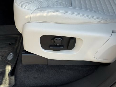 Certified 2025 Land Rover Discovery Dynamic SE image 12