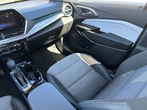 Used 2025 Chevrolet Trax LT w/ LT Convenience Package image 25