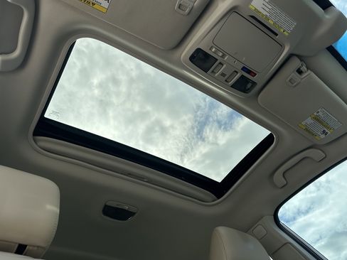 Used 2017 Subaru Outback 3.6R Limited image 16