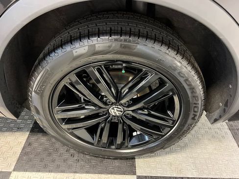 Certified 2022 Volkswagen Tiguan SE R-Line FWD image 16