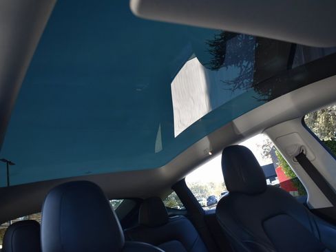 Used 2022 Tesla Model Y Performance image 31