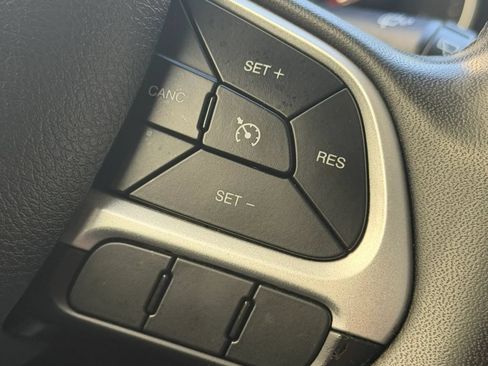 Used 2021 Jeep Renegade Latitude FWD image 14