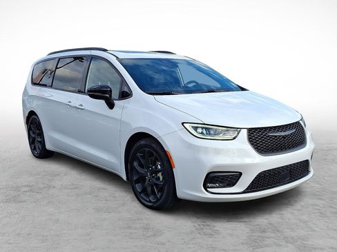 Used 2025 Chrysler Pacifica Limited image 7