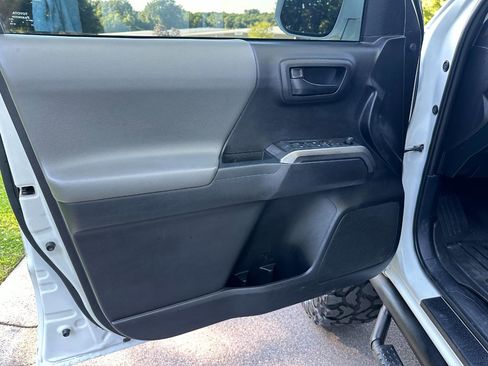 Used 2021 Toyota Tacoma SR5 w/ Technology Package AWD/4WD image 9